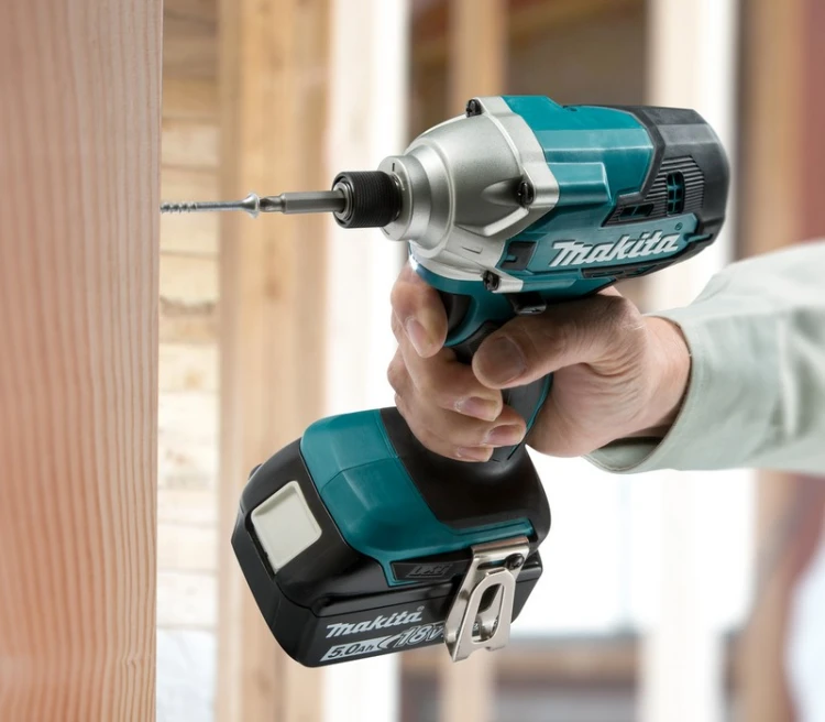 Makita DTD156RTJ zakrętarka udarowa 18 V LXT 155 Nm z 2 akumulatorami 5,0 Ah