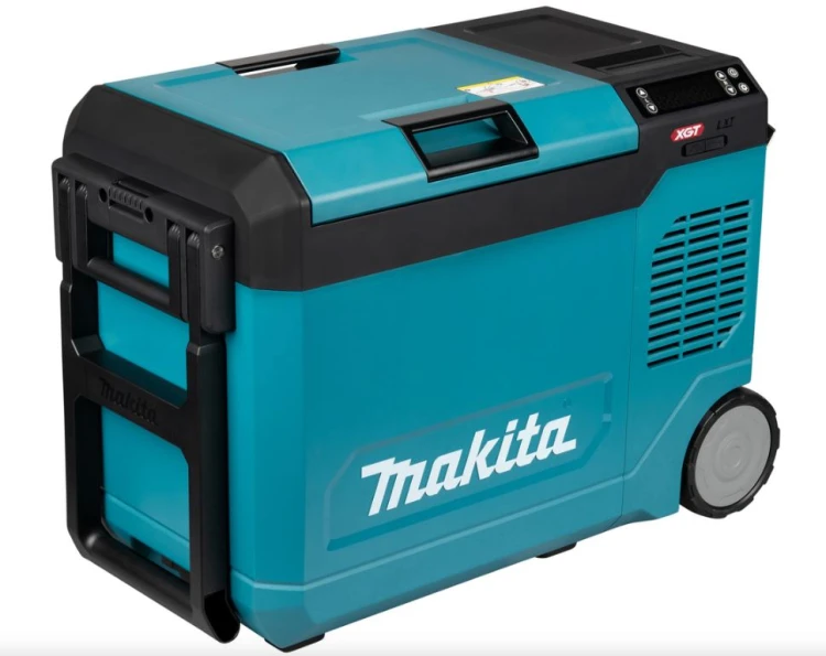 Makita CW006G chłodziarko-ogrzewacz podczas pracy na budowie