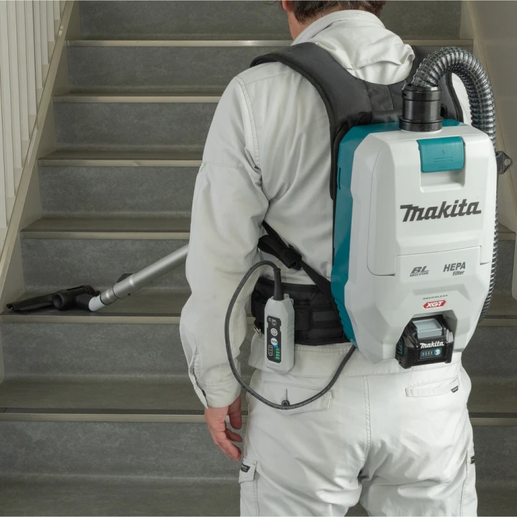 Makita VC008G podczas sprzątania powierzchni roboczej