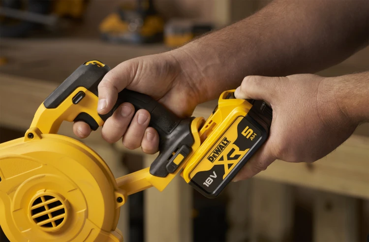 Dmuchawa-do-lisci-akumulatorowa-DEWALT-18V-DCV100-XJ-SOLO-11.jpg