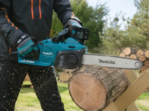 Makita UC3541A podczas cięcia drewna w ogrodzie