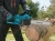 Makita UC3541A podczas cięcia drewna w ogrodzie