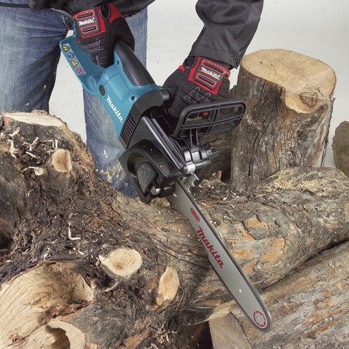 Makita UC3541A podczas cięcia drewna w ogrodzie