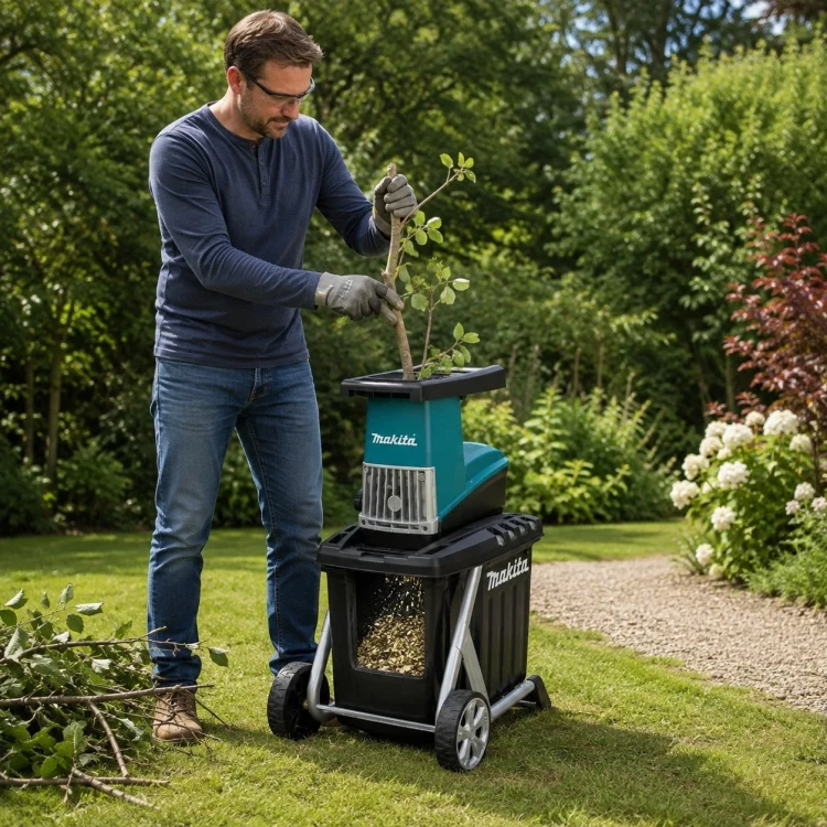 Makita UD2500 podczas rozdrabniania gałęzi w przydomowym ogrodzie.