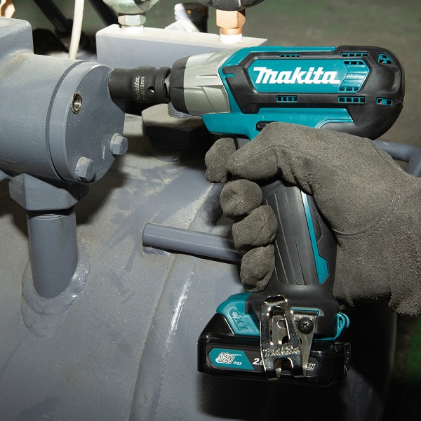 akumulatorowy-klucz-udarowy-1-2-140Nm-12V-max-10-8V-Makita-TW141DZ-Li-Ion-CXT-103166.jpg
