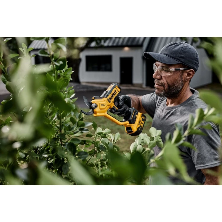 Akumulatorowy-sekator-ogrodniczy-18V-Li-Ion-serii-XR-DeWalt-DCMPP568N-XJ-52904.jpg