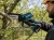 Makita DUC150 podczas przycinania gałęzi drzewa w ogrodzie