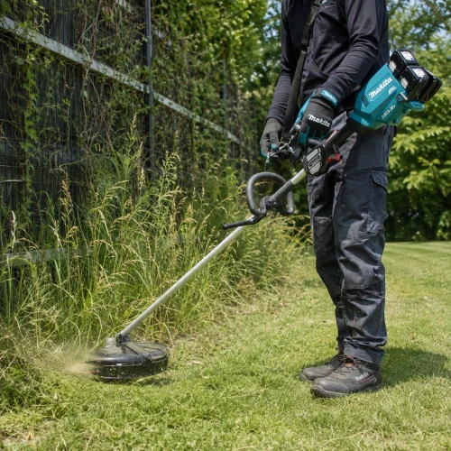 Makita DUR369LZ podczas koszenia wysokiej trawy w ogrodzie
