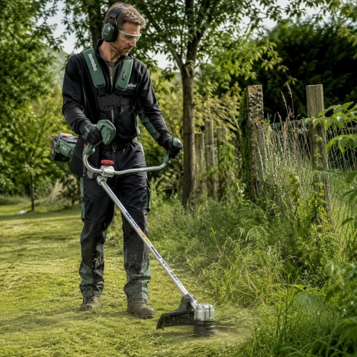 Metabo FSB 36-18 LTX BL 40 podczas koszenia wysokiej trawy