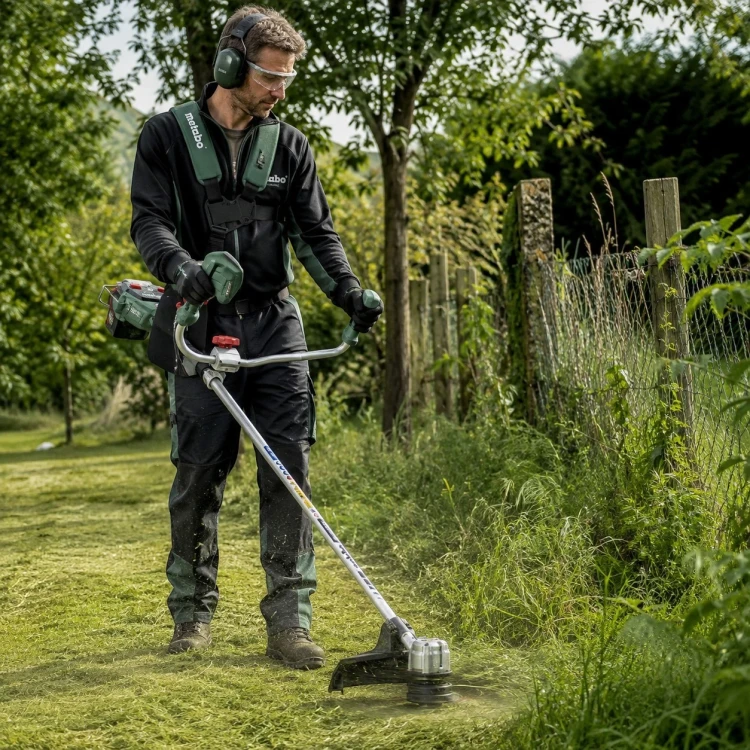 Metabo FSB 36-18 LTX BL 40 podczas koszenia wysokiej trawy