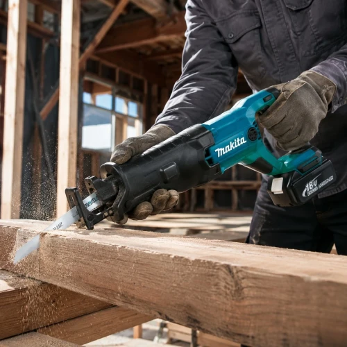 Makita DJR186Z podczas cięcia drewnianej belki na budowie