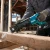Makita DJR186Z podczas cięcia drewnianej belki na budowie