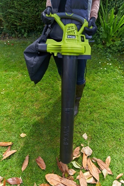 DMUCHAWA-OGRODOWA-ODKURZACZ-ELEKTRYCZNY-DO-LISCI-3000W-RBV3000CSV-RYOBI-Wydajnosc-14-m3-min.jpg