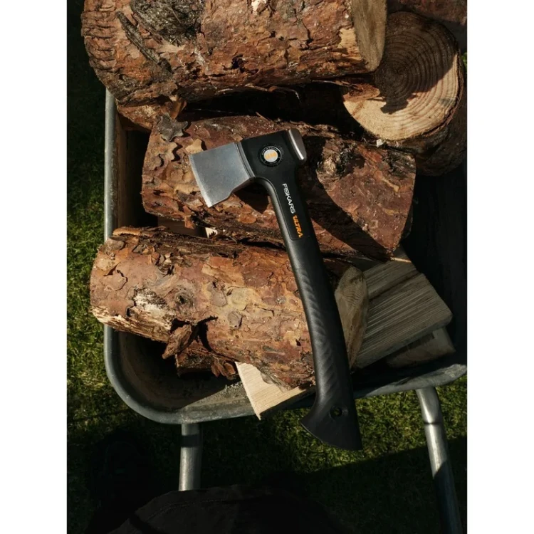 siekiera-uniwersalna-do-drewna-mala-lekka-ostra-fiskars-ultr (7).webp