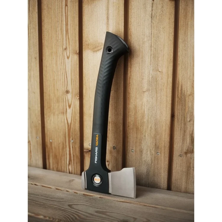 siekiera-uniwersalna-do-drewna-mala-lekka-ostra-fiskars-ultr (6).webp
