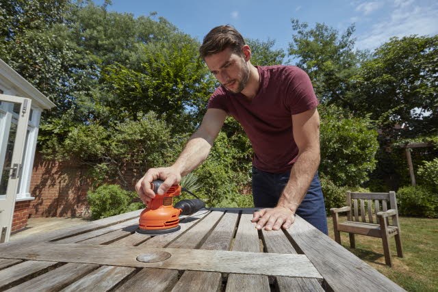 szlifierka-mimosrodowa-125mm-230W-Black-Decker-BEW210-QS-45050.jpg