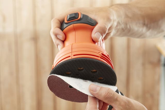 szlifierka-mimosrodowa-125mm-230W-Black-Decker-BEW210-QS-45048.jpg