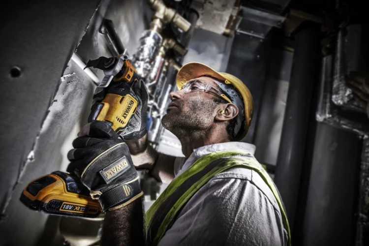 akumulatorowe-narzedzie-wielofunkcyjne-18V-Li-Ion-29-akcesorii-DeWalt-DCS356N-XJ-46994.jpeg