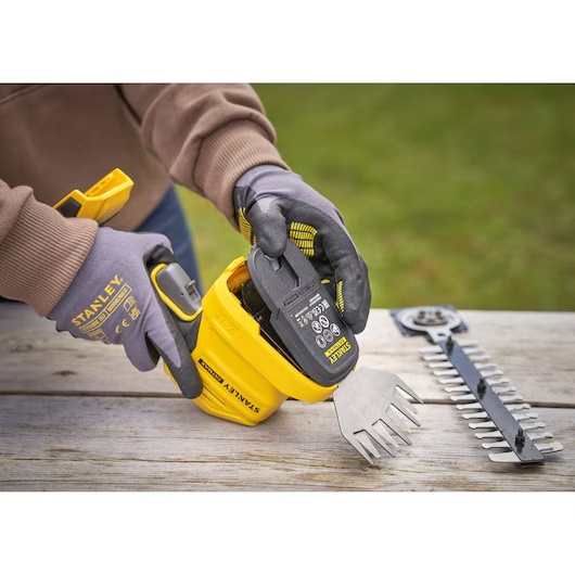 Akumulatorowe-nozyce-do-zywoplotu-20cm-18V-FATMAX-V20-STANLEY-STCSS20B-XJ-133270.jpg