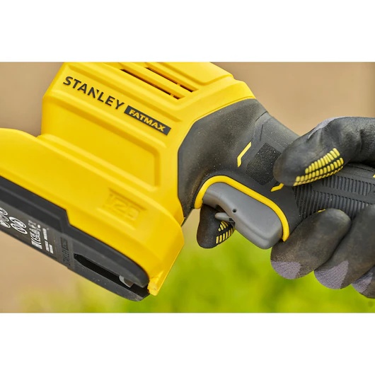 Akumulatorowe-nozyce-do-zywoplotu-20cm-18V-FATMAX-V20-STANLEY-STCSS20B-XJ-133269.jpg
