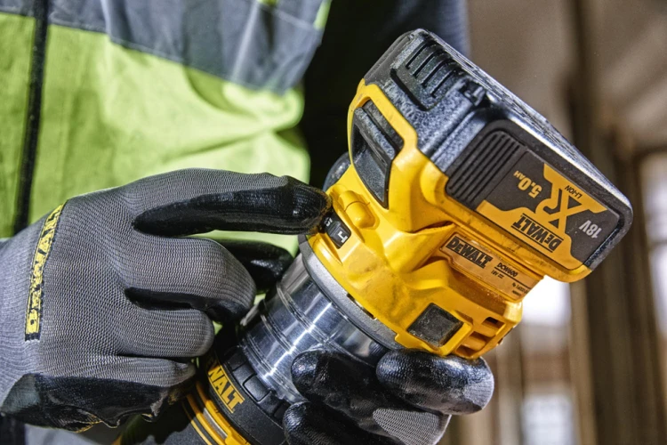 akumulatorowa-frezarka-18V-Li-Ion-DeWalt-DCW604N-30903.png